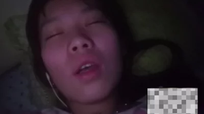 18岁大一骚货视频玩粉嫩逼和奶子（已成年）